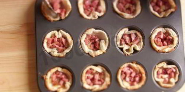 корзиночки из тостового хлеба с колбасой и сыром