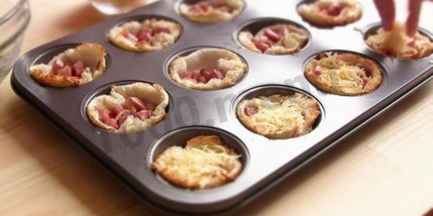 корзиночки из тостового хлеба с колбасой и сыром