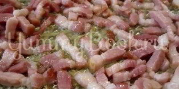 луковый хлеб с беконом