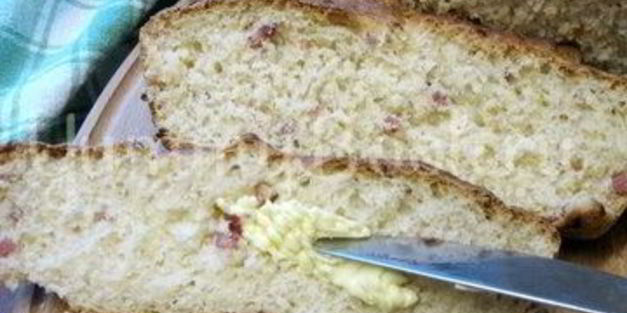 луковый хлеб с беконом