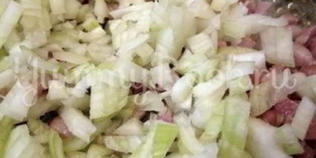 луковый хлеб с беконом