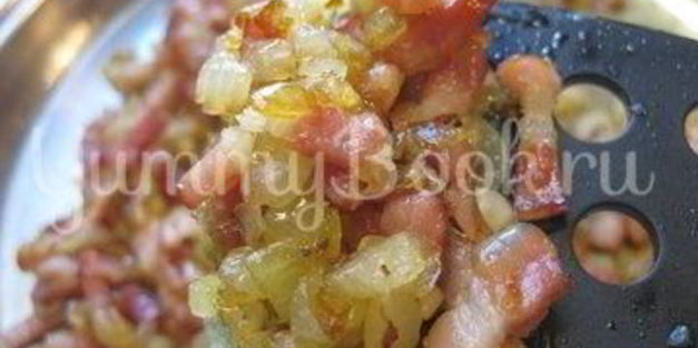 луковый хлеб с беконом