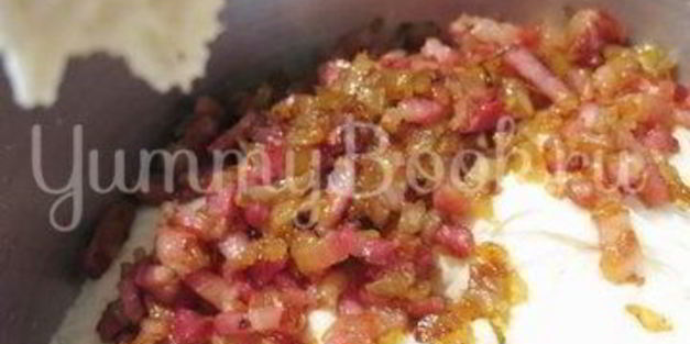 луковый хлеб с беконом