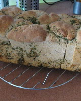Обезьяний хлеб с травами и чесноком