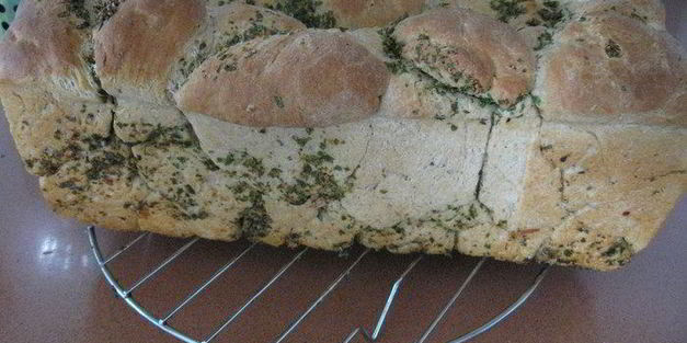 обезьяний хлеб с травами и чесноком