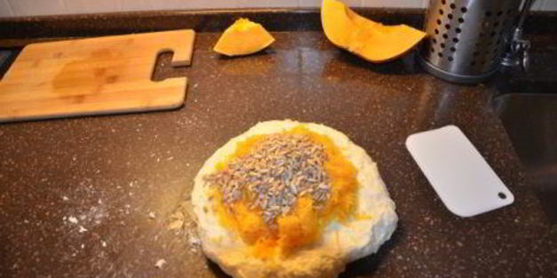 оливковый хлеб с тыквой и семечками