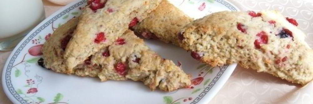 Овсяно-кокосовые сконы со смородиной