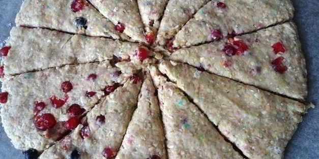 овсяно-кокосовые сконы со смородиной