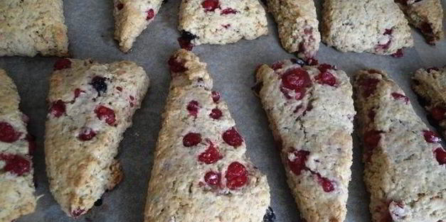 овсяно-кокосовые сконы со смородиной