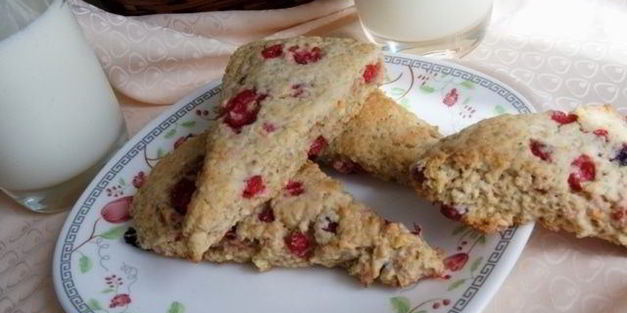 овсяно-кокосовые сконы со смородиной