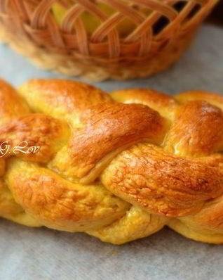 Пасхальный плетеный сладкий хлеб Шесть волокон