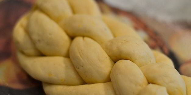 пасхальный плетеный сладкий хлеб шесть волокон