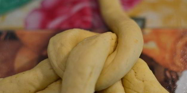 пасхальный плетеный сладкий хлеб шесть волокон