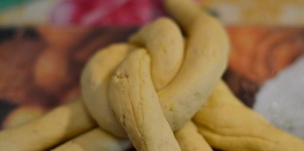 пасхальный плетеный сладкий хлеб шесть волокон