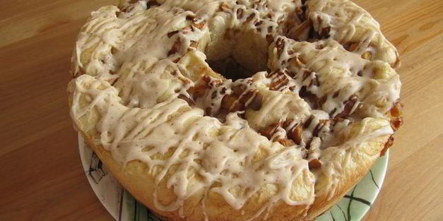 сдобный хлеб с персиком и карамелью