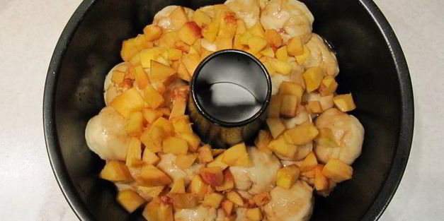 сдобный хлеб с персиком и карамелью