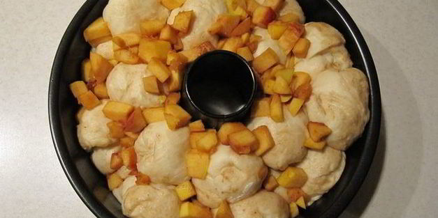 сдобный хлеб с персиком и карамелью