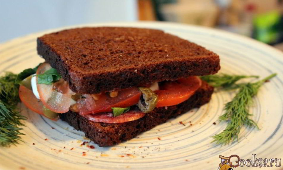 Рецепт сендвич из ржаного хлеба с салями и помидором