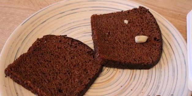 сендвич из ржаного хлеба с салями и помидором