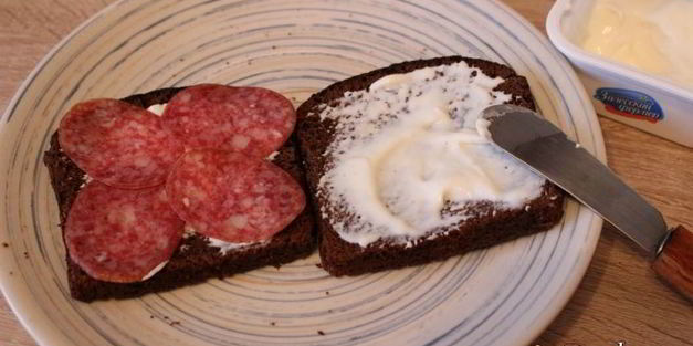 сендвич из ржаного хлеба с салями и помидором