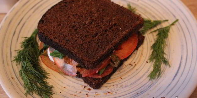 сендвич из ржаного хлеба с салями и помидором