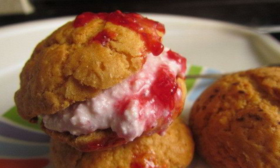 Рецепт сконы с корицей и начинкой из творога и малины