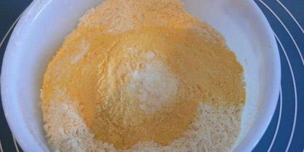 сконы с кукурузной мукой и брусникой