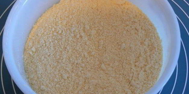 сконы с кукурузной мукой и брусникой