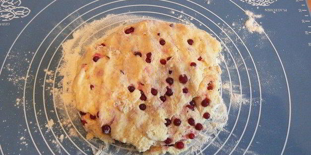 сконы с кукурузной мукой и брусникой