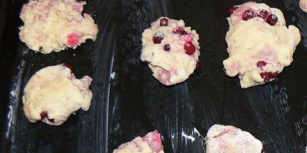 сконы с кукурузной мукой и брусникой