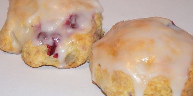 сконы с кукурузной мукой и брусникой