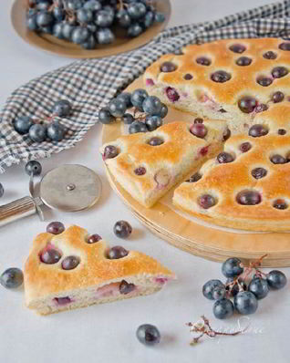 Сладкий итальянский хлеб с виноградом