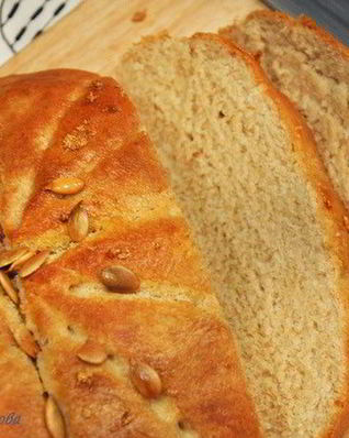 Цельнозерновой хлеб с чесноком и тыквенными семечками