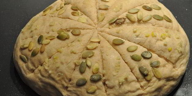 цельнозерновой хлеб с чесноком и тыквенными семечками