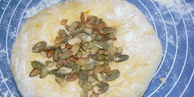 тыквенный хлеб с тыквенными семечками