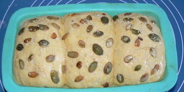 тыквенный хлеб с тыквенными семечками