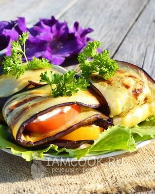 Конвертики из баклажанов с помидорами и плавленым сыром