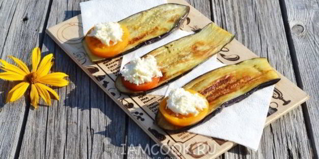 конвертики из баклажанов с помидорами и плавленым сыром