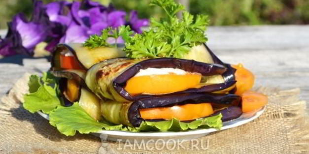 конвертики из баклажанов с помидорами и плавленым сыром