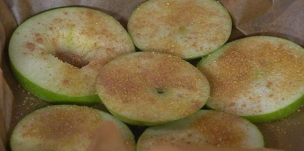 конвертики из фило с запеченными яблоками