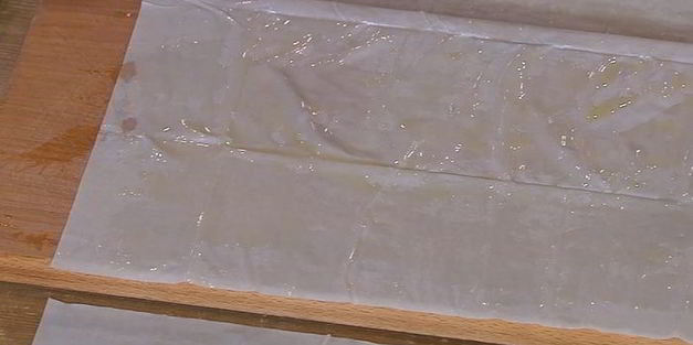 конвертики из фило с запеченными яблоками