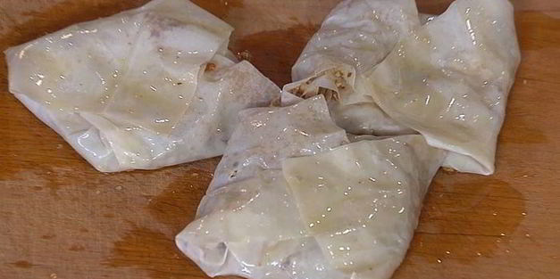 конвертики из фило с запеченными яблоками