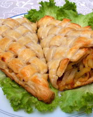 Конвертики из слоеного теста с начинкой из рыбы и овощей