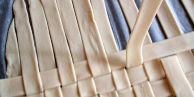 конвертики из слоеного теста с начинкой из рыбы и овощей