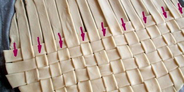 конвертики из слоеного теста с начинкой из рыбы и овощей