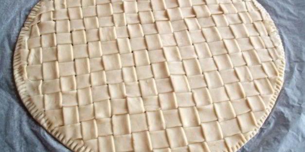 конвертики из слоеного теста с начинкой из рыбы и овощей