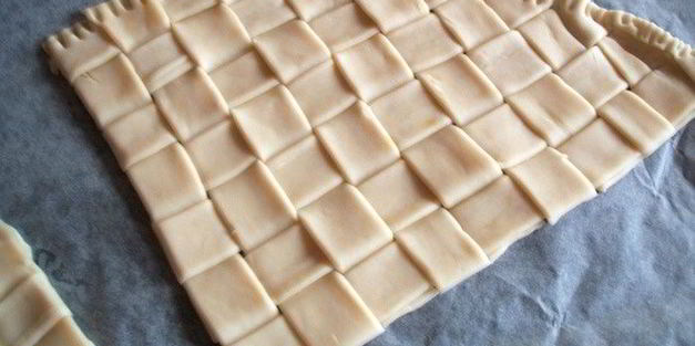 конвертики из слоеного теста с начинкой из рыбы и овощей