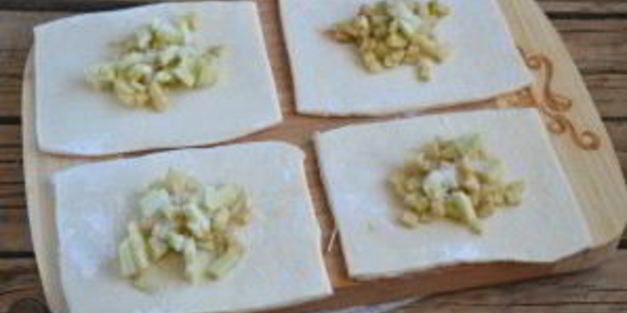 конвертики из слоеного теста с начинкой