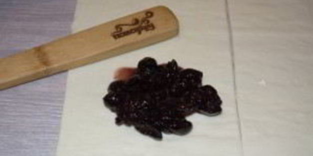 конвертики из слоеного теста