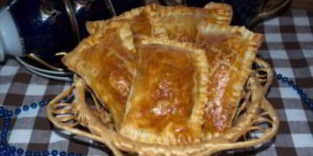 конвертики из слоеного теста